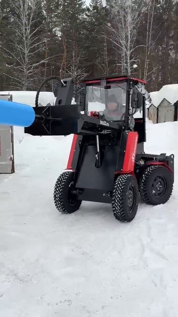 Еще одна из возможностей Барнаульца 500 - разгрузка кровельной пленки штырем для рулонов