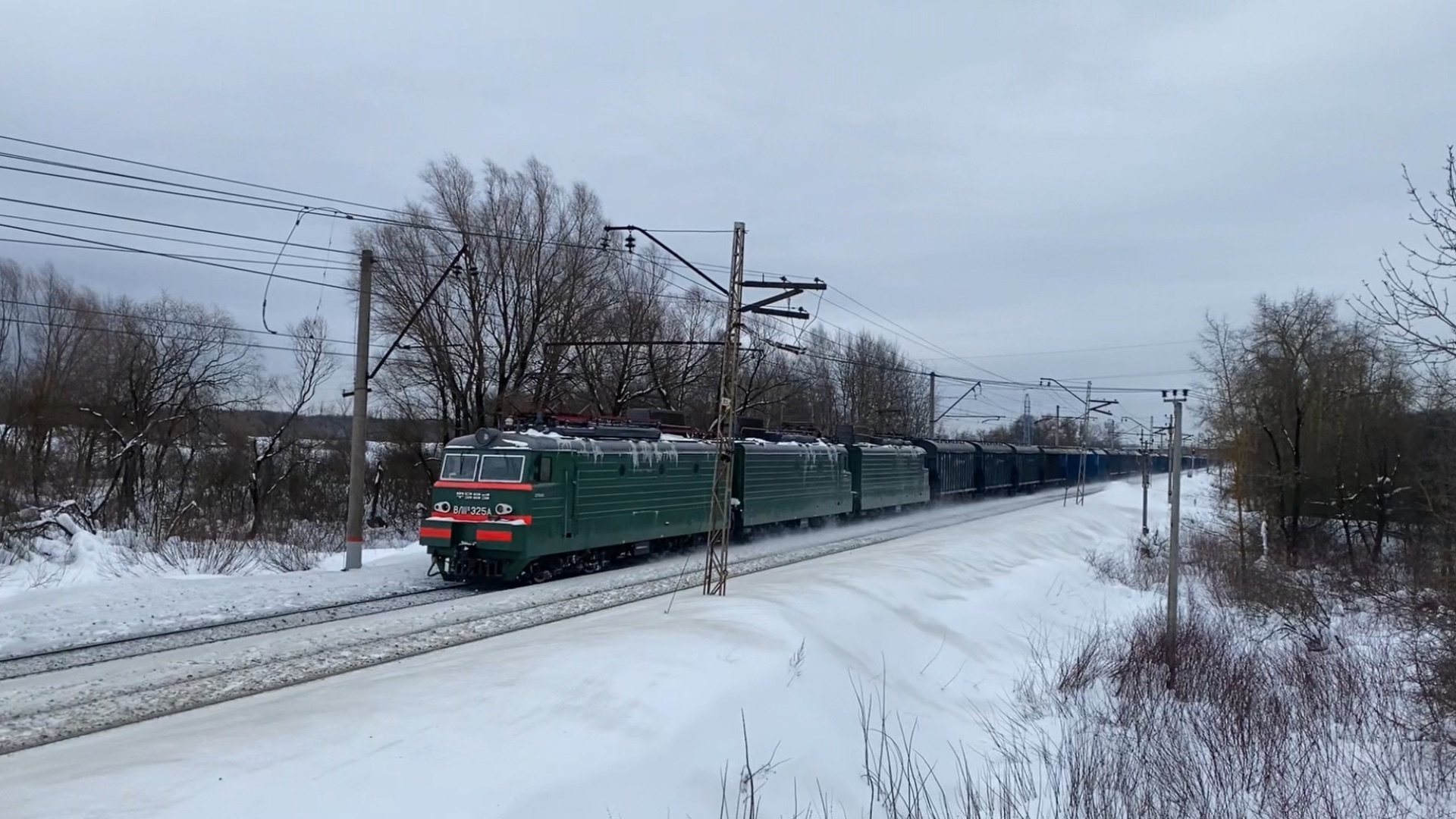Как будто свежепокрашенный ВЛ11М-325 ВЛ11М-319 на перегоне Икша-Яхрома
