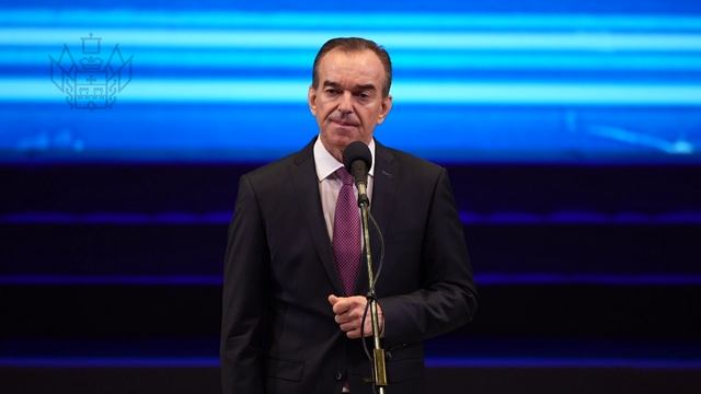 Поздравил женщин с международным женским днём