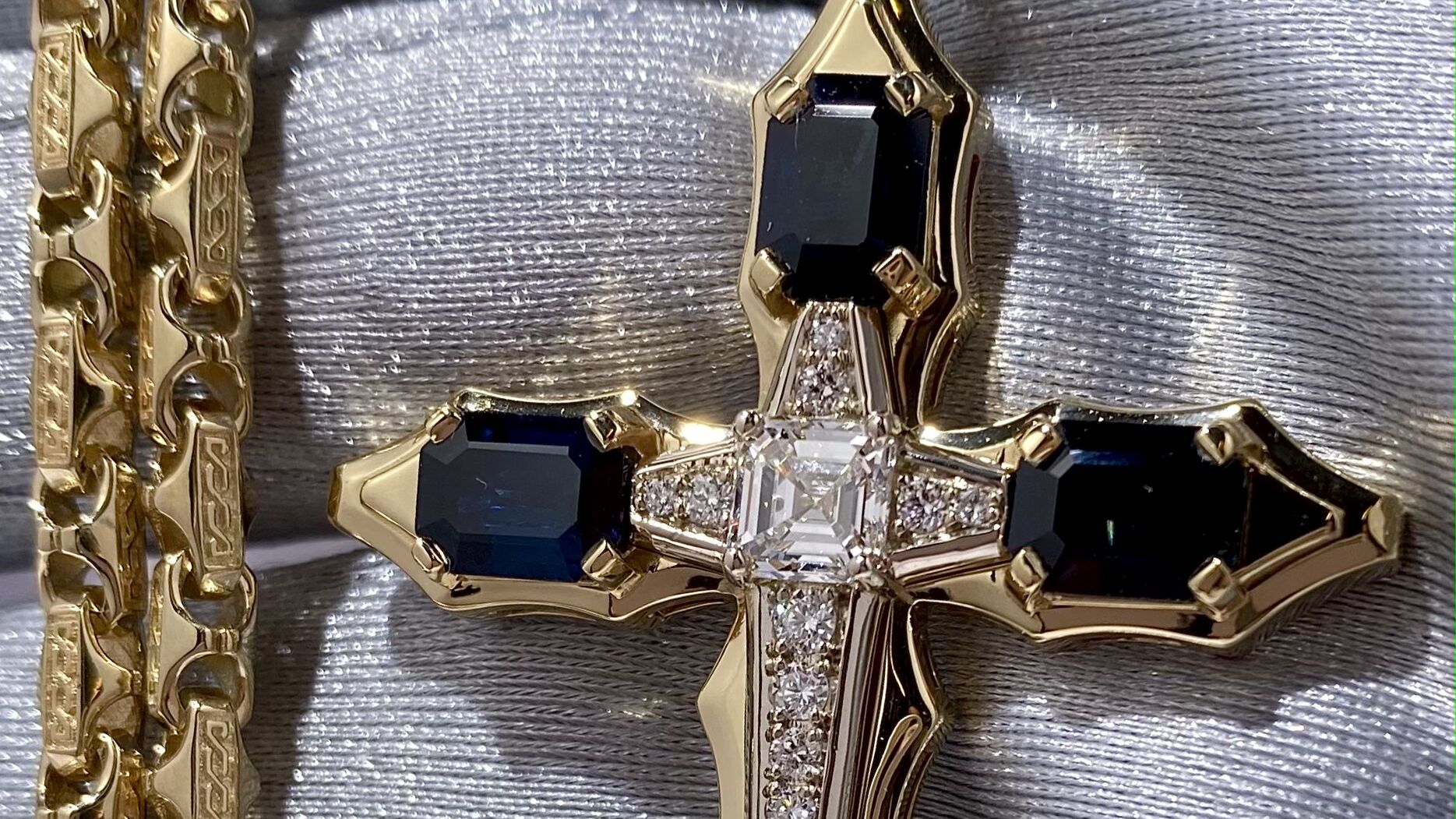 Остроконечный нательный крест из желтого золота с бриллиантами и сапфирами