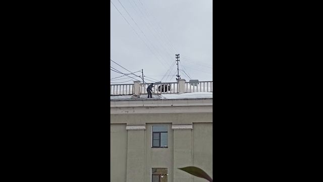 Чистка снега без страховки. Вот так и падают с крыши