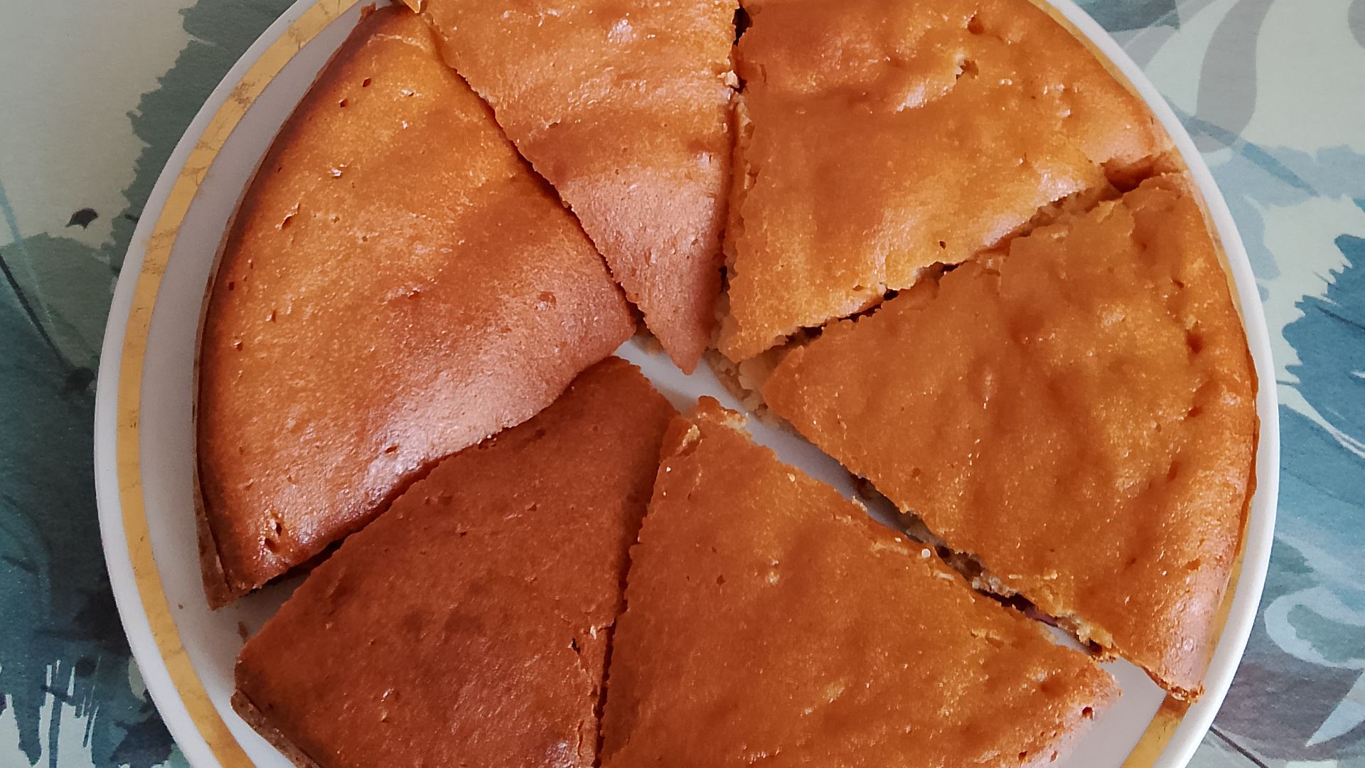 Пирог с мёдом на кефире.