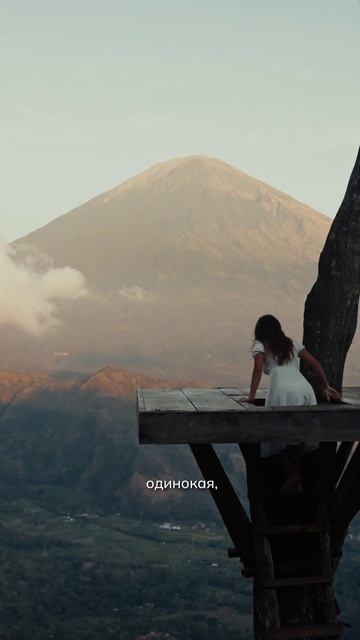 одинокая забытая летает в темноте