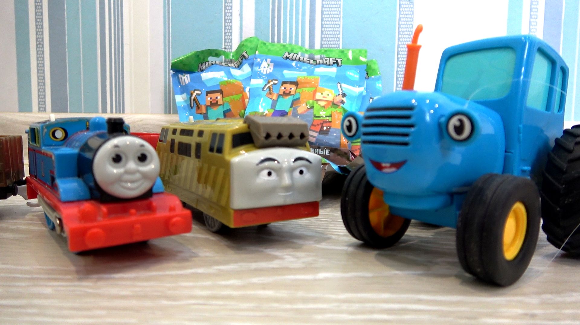 СИНИЙ ТРАКТОР И ПАРОВОЗИКИ ПРИВЕЗЛИ ИГРУШКИ МАЙНКРАФТ