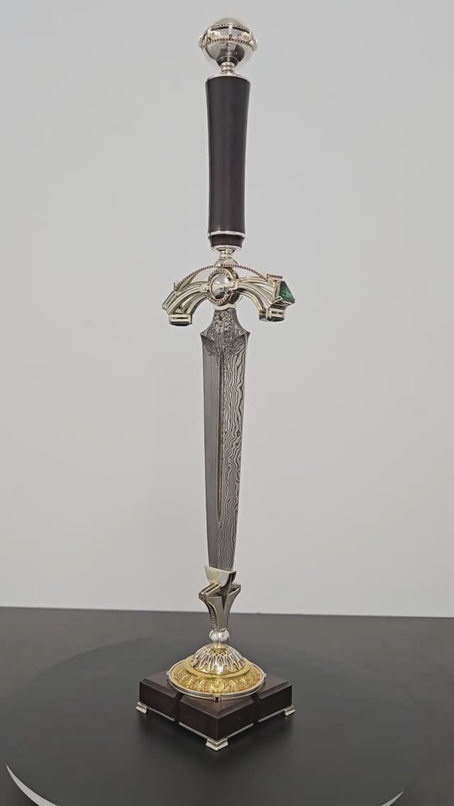 Авторский стилет из дамаска на подставке