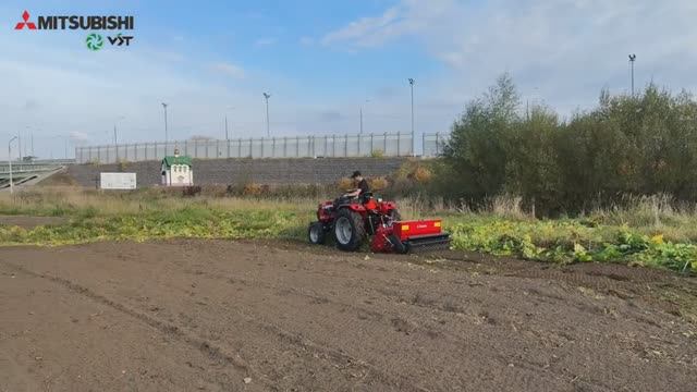 Трактор Mitsubishi сеялкой 
