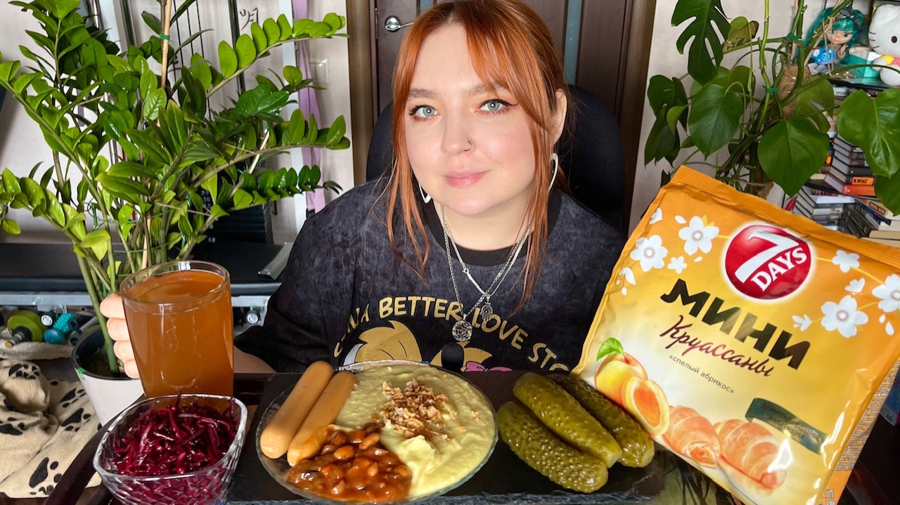 МУКБАНГ | Пюре, сосиски, круассаны с абрикосом, свекла, огурцы, компот