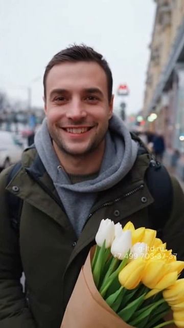 8 марта | поздравления мужчин на улицах | МСГ