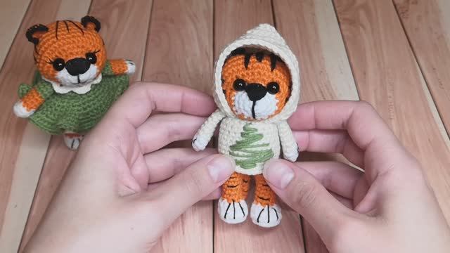 Тигр крючком в кофте с капюшоном. Тигр на нитяном креплении. Символ 2022.  Crochet tiger