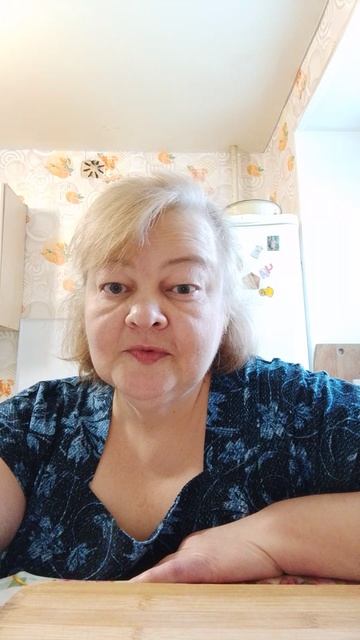 С праздником, девочки 💐