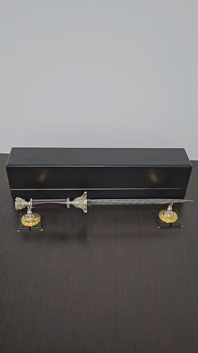 Авторский стилет из дамаска с фианитами