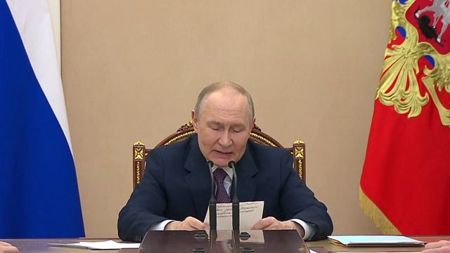 Владимир Путин провёл совещание о ситуации на мировом рынке нефти и газа.