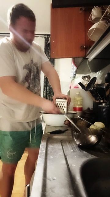 Лук тру на тёрке, это третья луковица, осталось еще 2😭