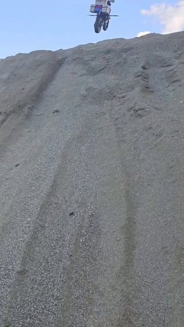 Мотоцикл на радиоуправлении в песке