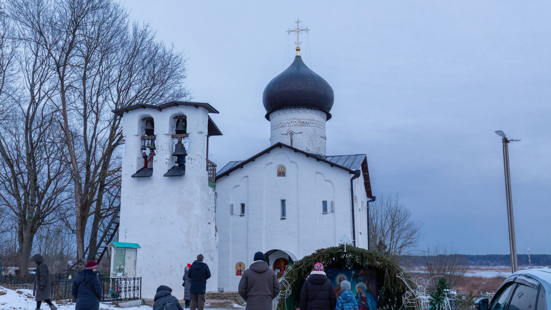 Колокольные звоны на звоннице церкви Ильи Пророка (XV век) в Выбутах Псковской области, 9.01.2025