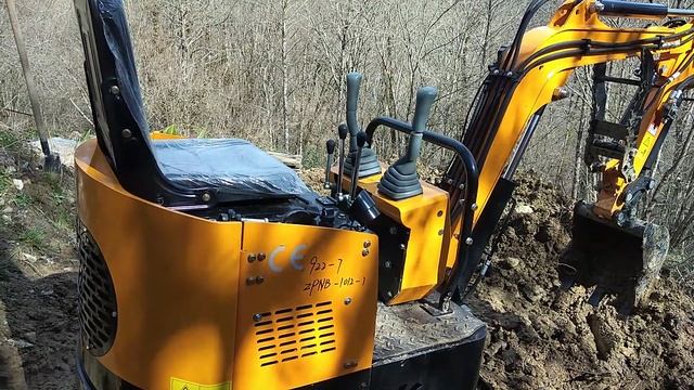 Мини экскаватор HT 10 на стройке