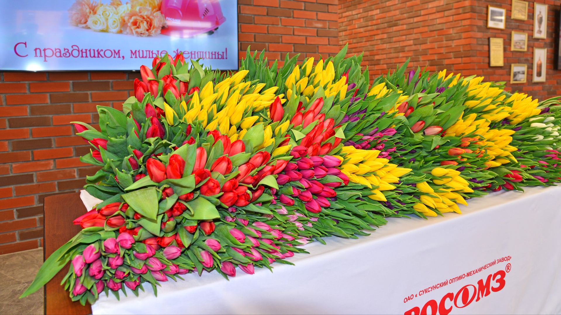 Командный дух и весенние тюльпаны_ как РОСОМЗ встретил 8 Марта