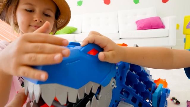 Крис играет с маленькими машинами и спасает город от Hot Wheels