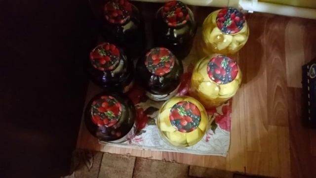 Компот из яблок и мандарин, пироги с капустой и с ливером.