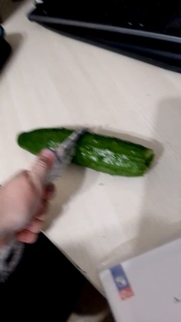 такой нож разрежет огурец?