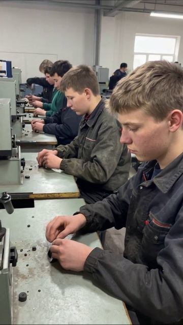 Жизнь в сером: Труд без радости и надежды #досуг #рабочие #безнадежность