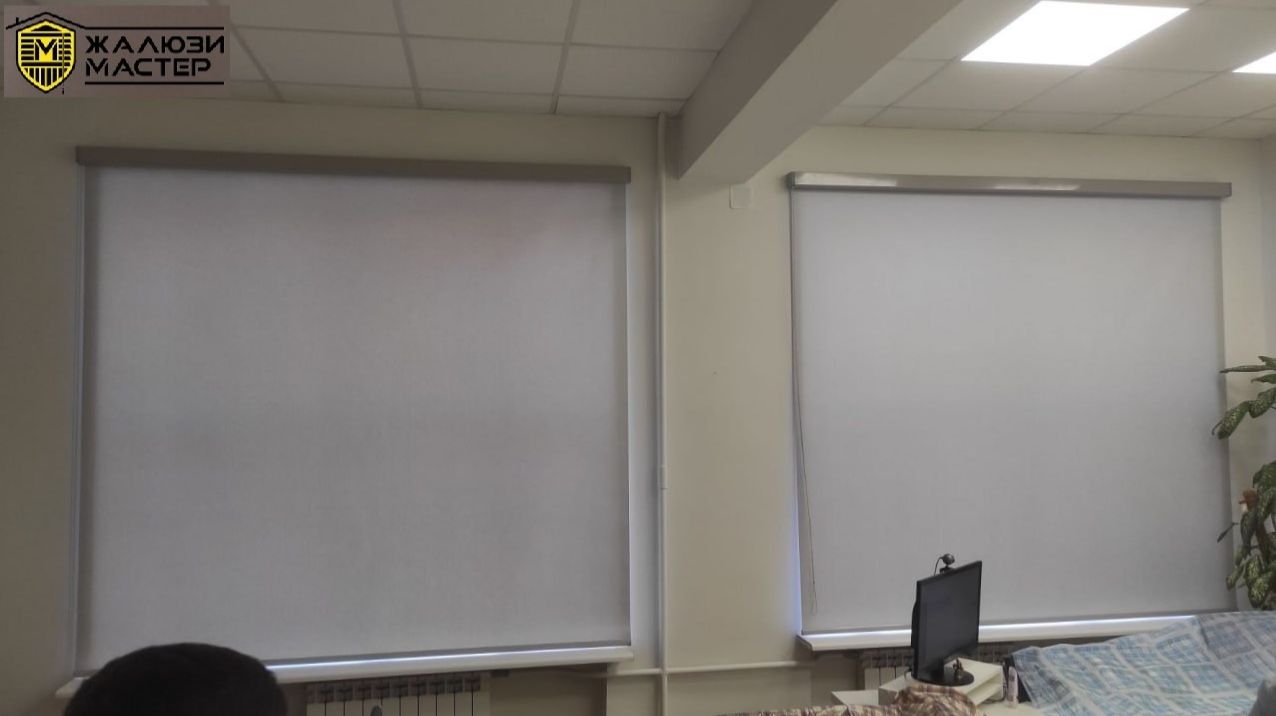 Стильное и функциональное решение для оформления окон рулонными шторами в кабинете руководителя.