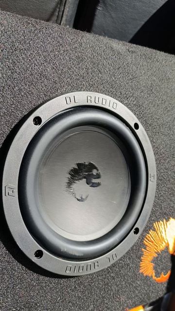 Активный сабвуфер Piranha 6.5A установка в лада веста