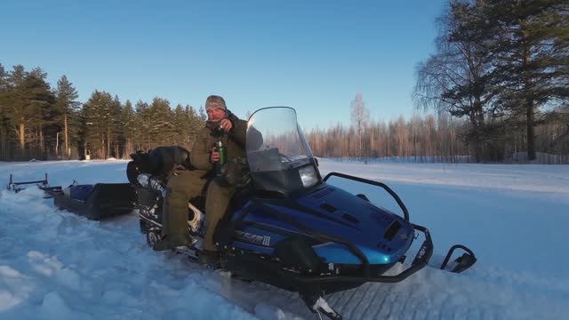 Живём на краю света. На снегоходах в лес. Жизнь в сложных условиях