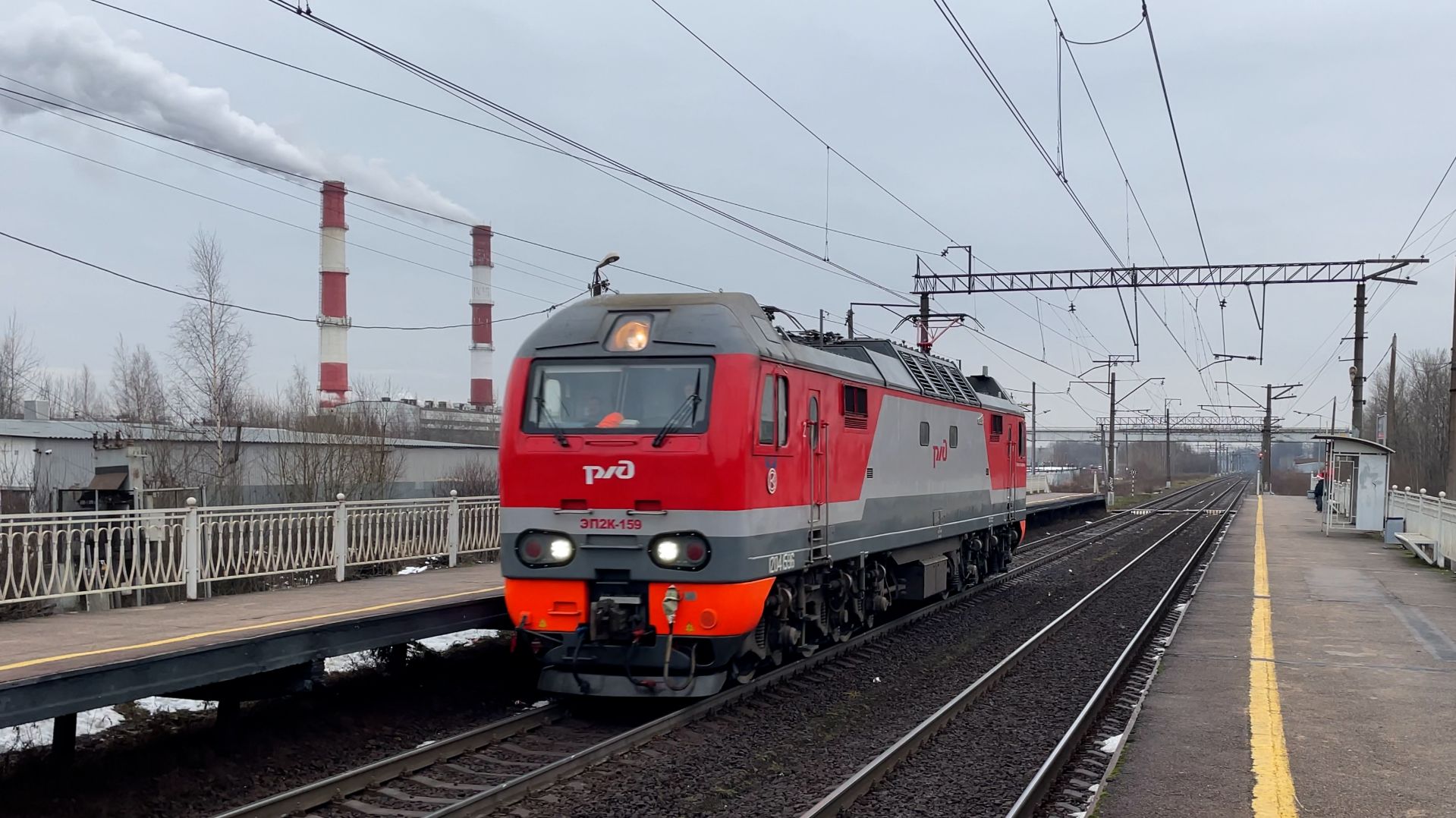 Электровоз ЭП2К-159 следует резервом