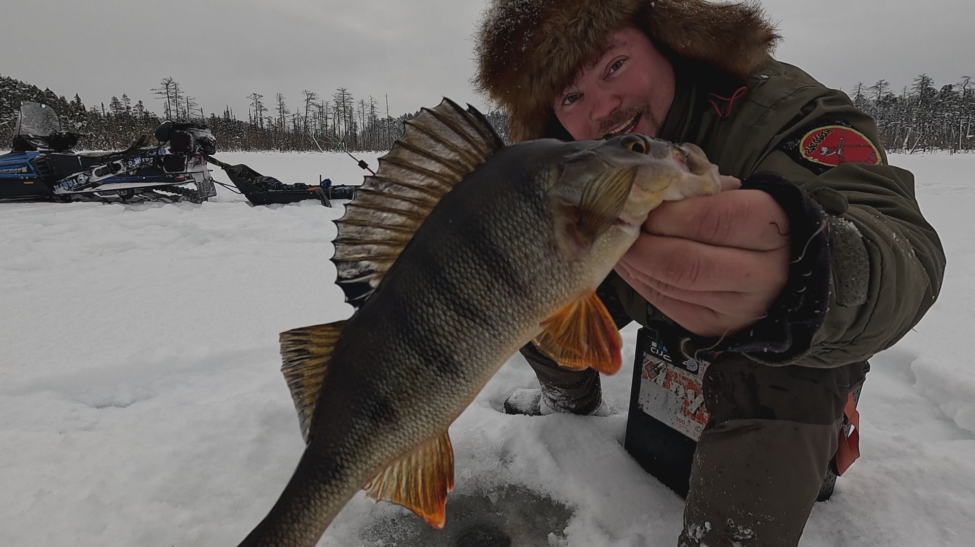 ЧУТЬ НЕ УТОНУЛ НА СНЕГОХОДЕ. ПОПАЛ В НЕПРИЯТНОСТИ В ТАЙГЕ. РЫБАЛКА В КАРЕЛИИ. ЛОВИМ ЖИВЦА