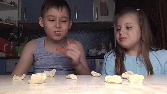 челлендж бум против сейва тот кто проиграет съест чипсину с перцем Чили