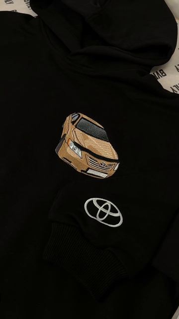 Лучший подарок автолюбителю - подарить худи с изображением его машины 🏎️🤩