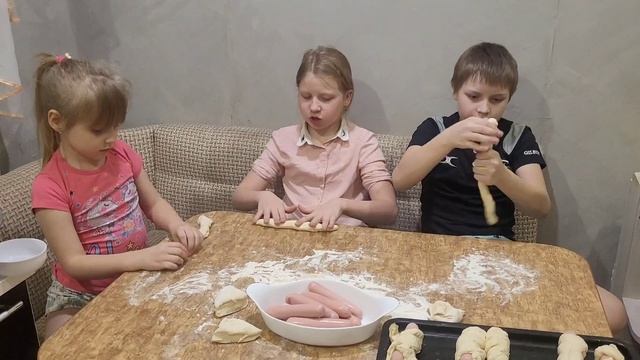 Готовим сосиски в тесте