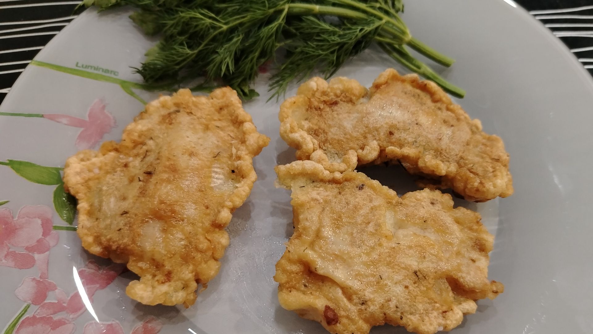 Морской язык в кляре на сковороде