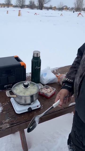 Когда взял на зимнюю рыбалку Pecron... Вареники на льду? Легко! ❄️🥟