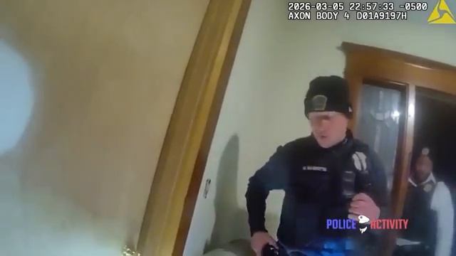 Полиция Буффало застрелила мужчину, который бросился на них с двумя ножами.