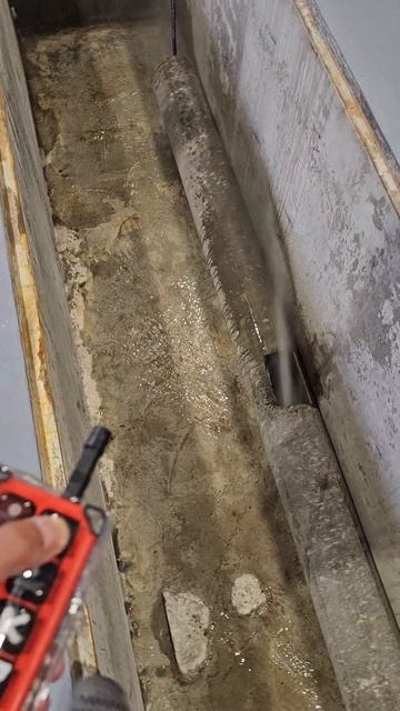 Каналопромывочная машина работает,вы отдтыхаете!Нажимай кнопки на пульте и отдыхай зарабатывая деньг