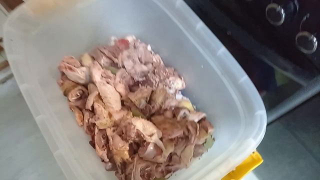 Купили афганский казан на 15 л, делаем холодец из индоутки и два петуха.