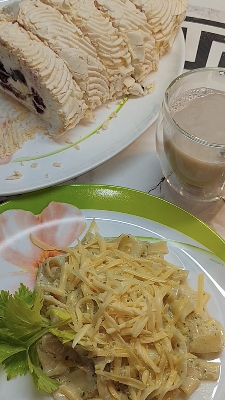 Меренговый рулет и лапша в сливочном соусе с брокколи.