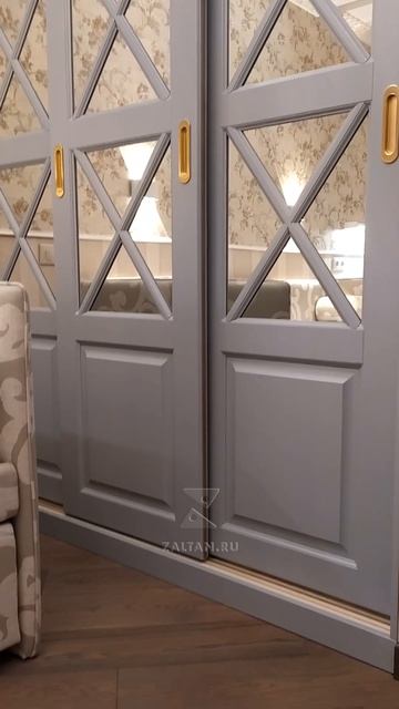 Встроенный шкаф купе с зеркальными дверьми и декоративной раскладкой. Мебель на заказ под ключ