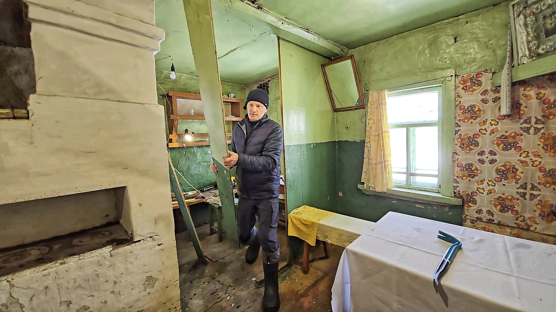 Перестановка в комнате. Ломаю перегородку. Доп электрика в деревенском доме, котлеты на печи. #дом