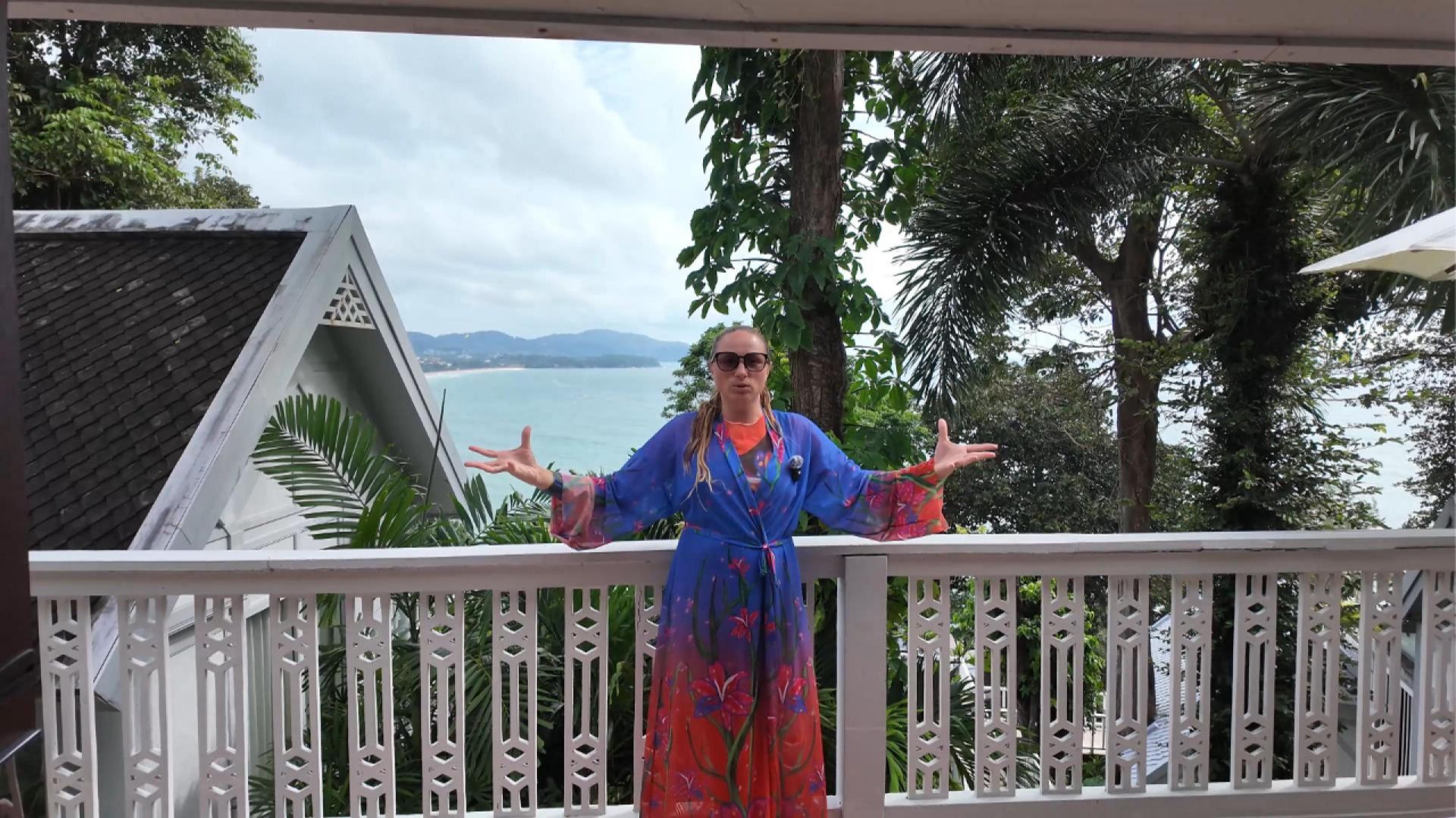 Бюджетный отель на первой линии Майкхао + Новый Белый Храм Пхукета | Влог