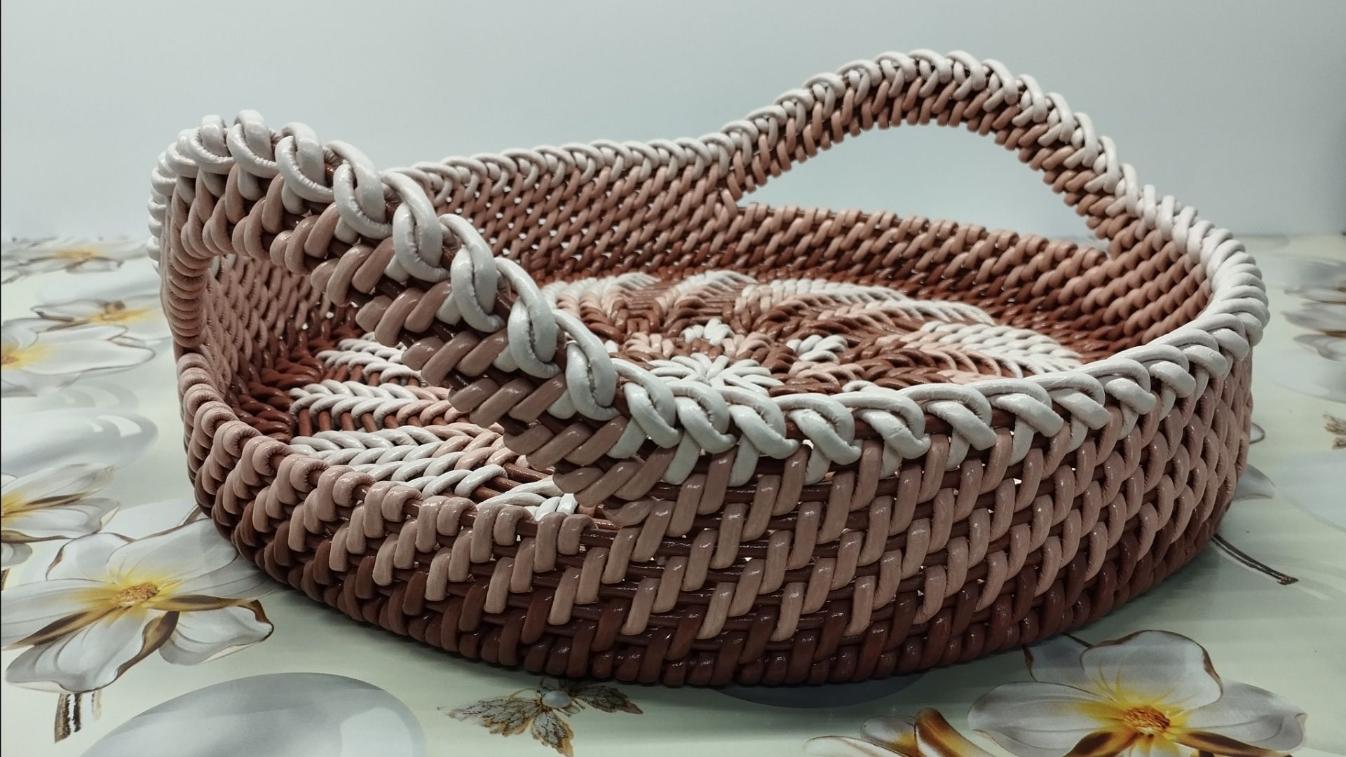 МК Подноса со встроенными ручками корневым плетением, координаты в описании под видео