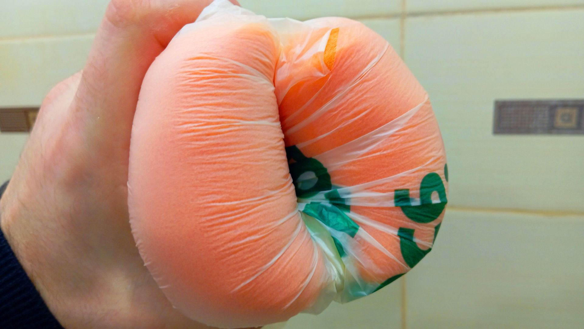 Ваза для цветов из бутылки и пакета своими руками!