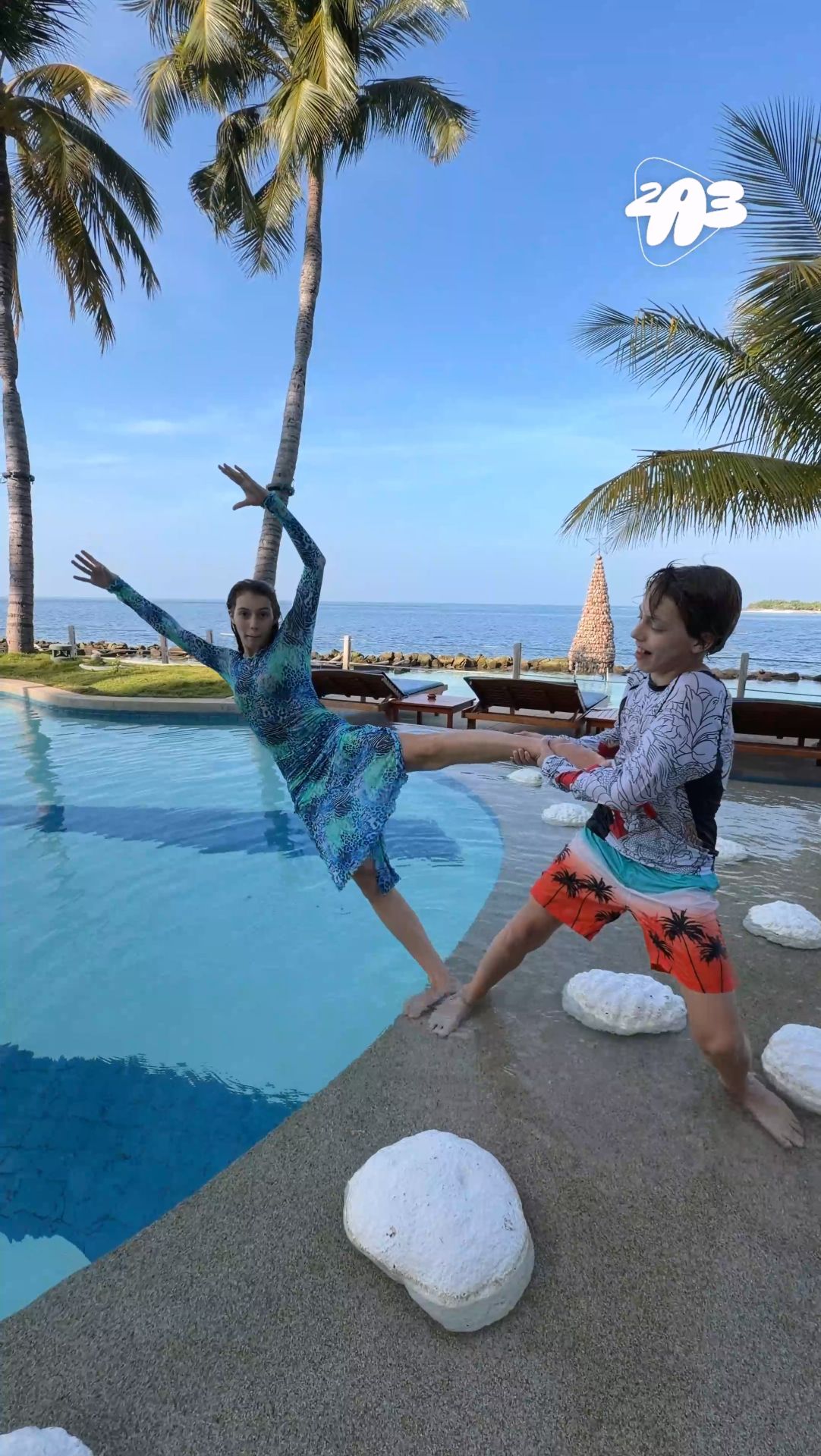 🤪 ВЫКИНУЛИ сестру в БАССЕЙН (и гордимся этим!)