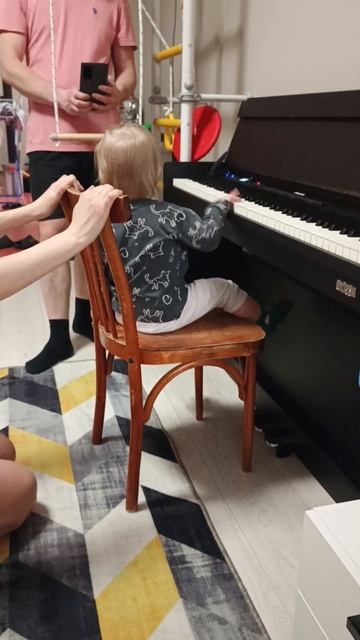 Арина на пианино