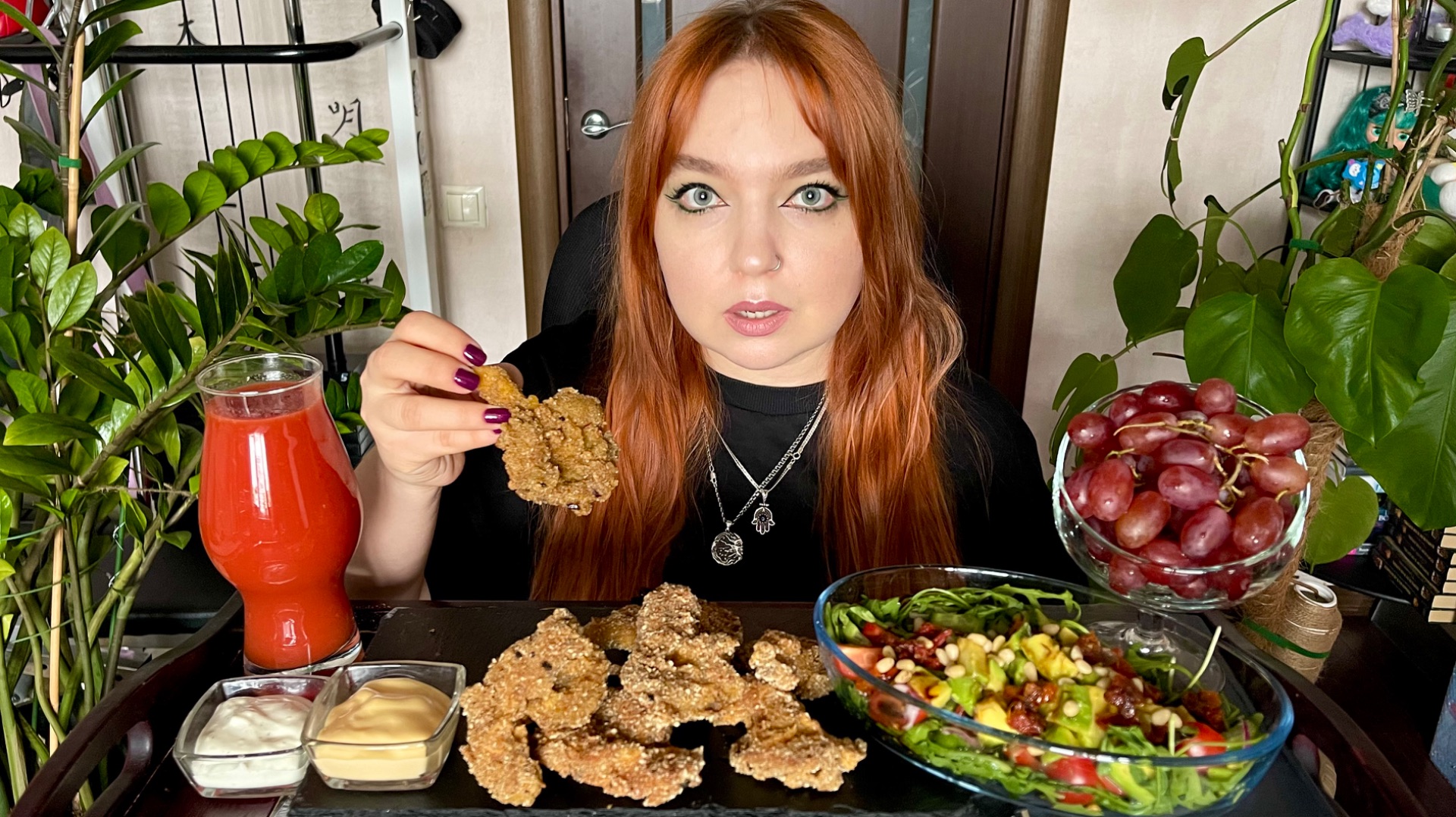 МУКБАНГ | Хрустящие грибы, салат с авокадо, томатный сок 🍅