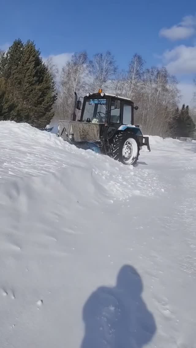 Солнышко светит, а он все дует и дует!