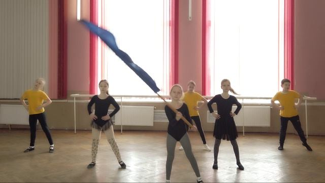 Шире шаг, выше флаг, Не стучать ногами!