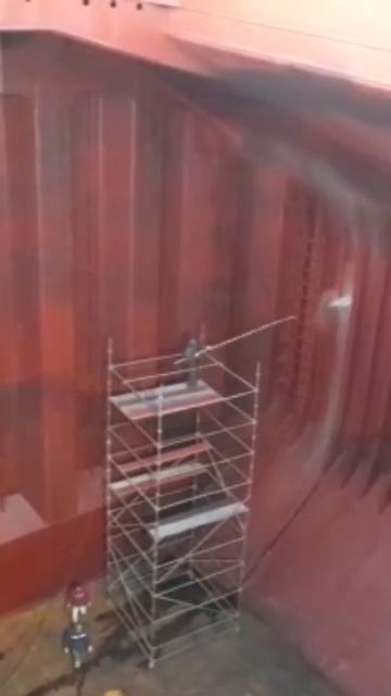 Замыть трюм под погрузку зерна, после угля - вот это задача для крепких рук...